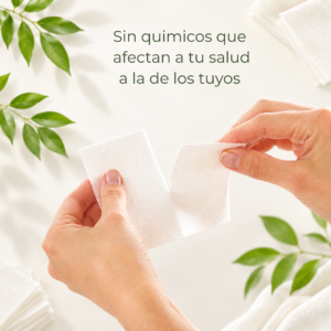 Manos separando una tira de detergente ecológico VAMZ sin químicos agresivos