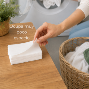 Tiras de detergente ecológico VAMZ apiladas junto a lavadora, compactas y sin plástico