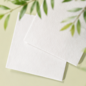tiras-detergente-ecologico-vamz Bandes de détergent écologique VAMZ empilées sur fond naturel avec des feuilles vertes