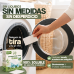 Mano introduz uma tira de detergente VAMZ na lavadora, juntamente com a sua caixa e as instruções de dissolução em água fria ou quente.